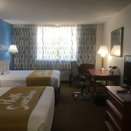 Days Inn & Suites by Wyndham Tallahassee Conf Center I-10 Bagian luar foto
