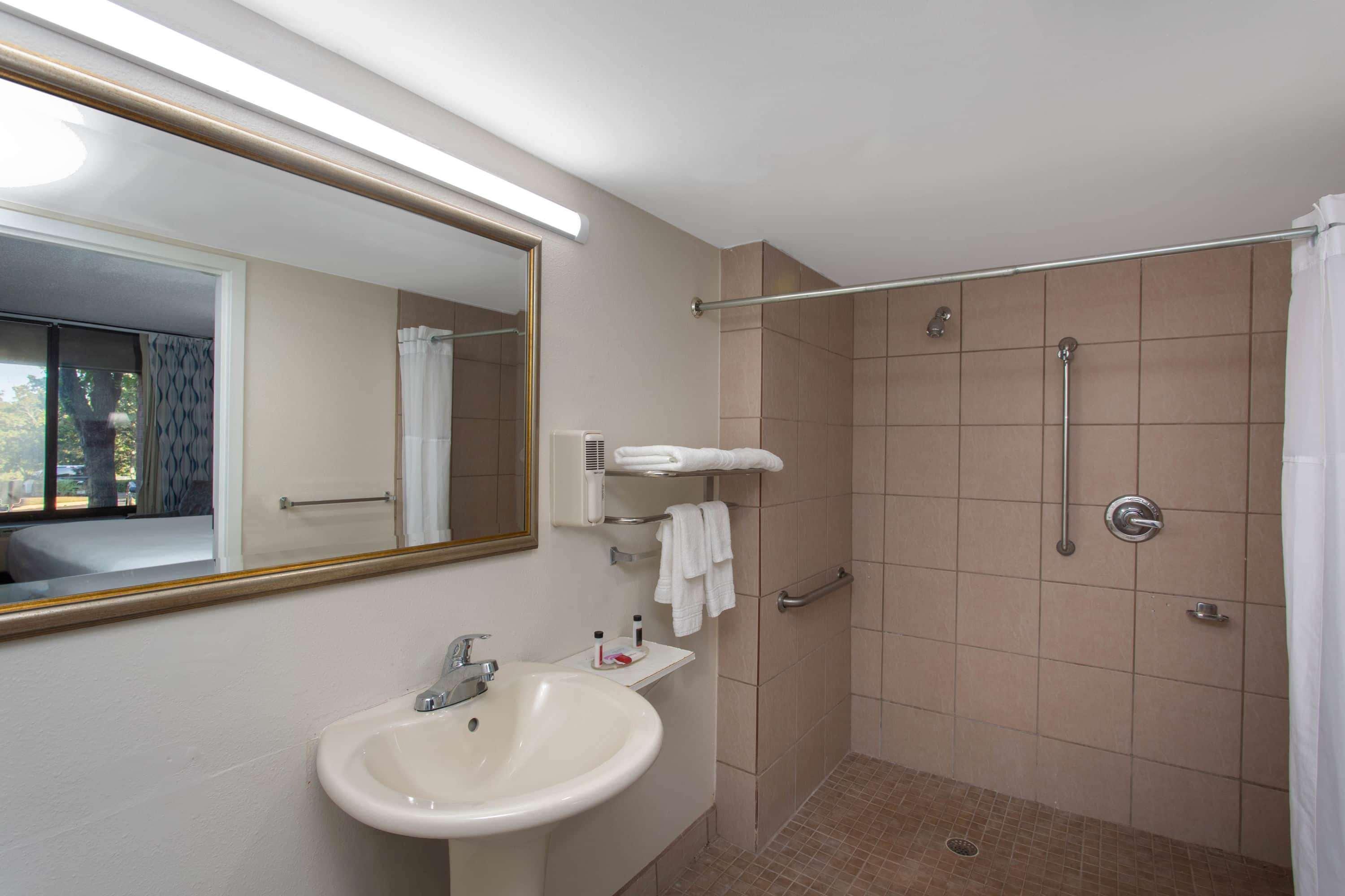 Days Inn & Suites by Wyndham Tallahassee Conf Center I-10 Bagian luar foto
