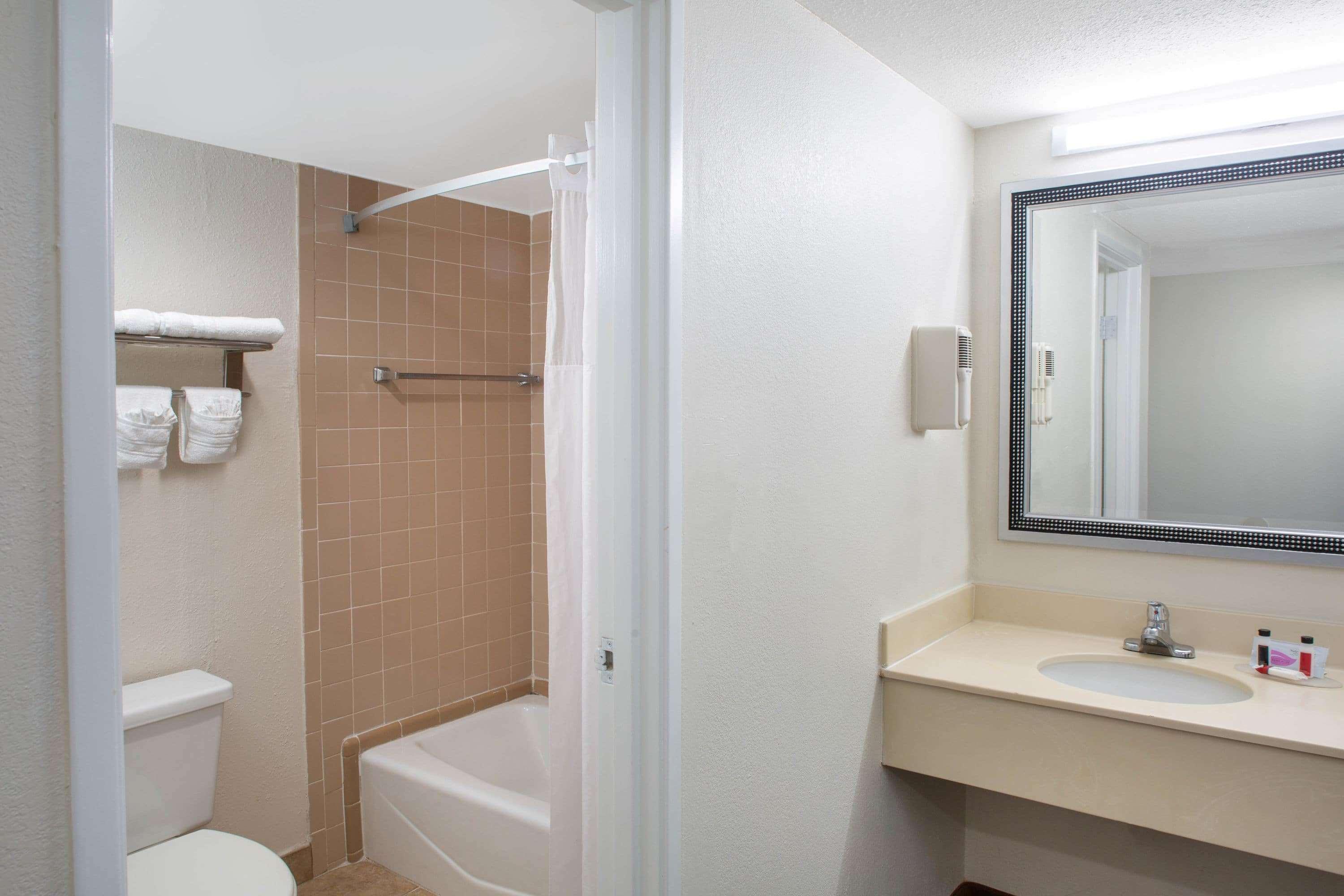 Days Inn & Suites by Wyndham Tallahassee Conf Center I-10 Bagian luar foto