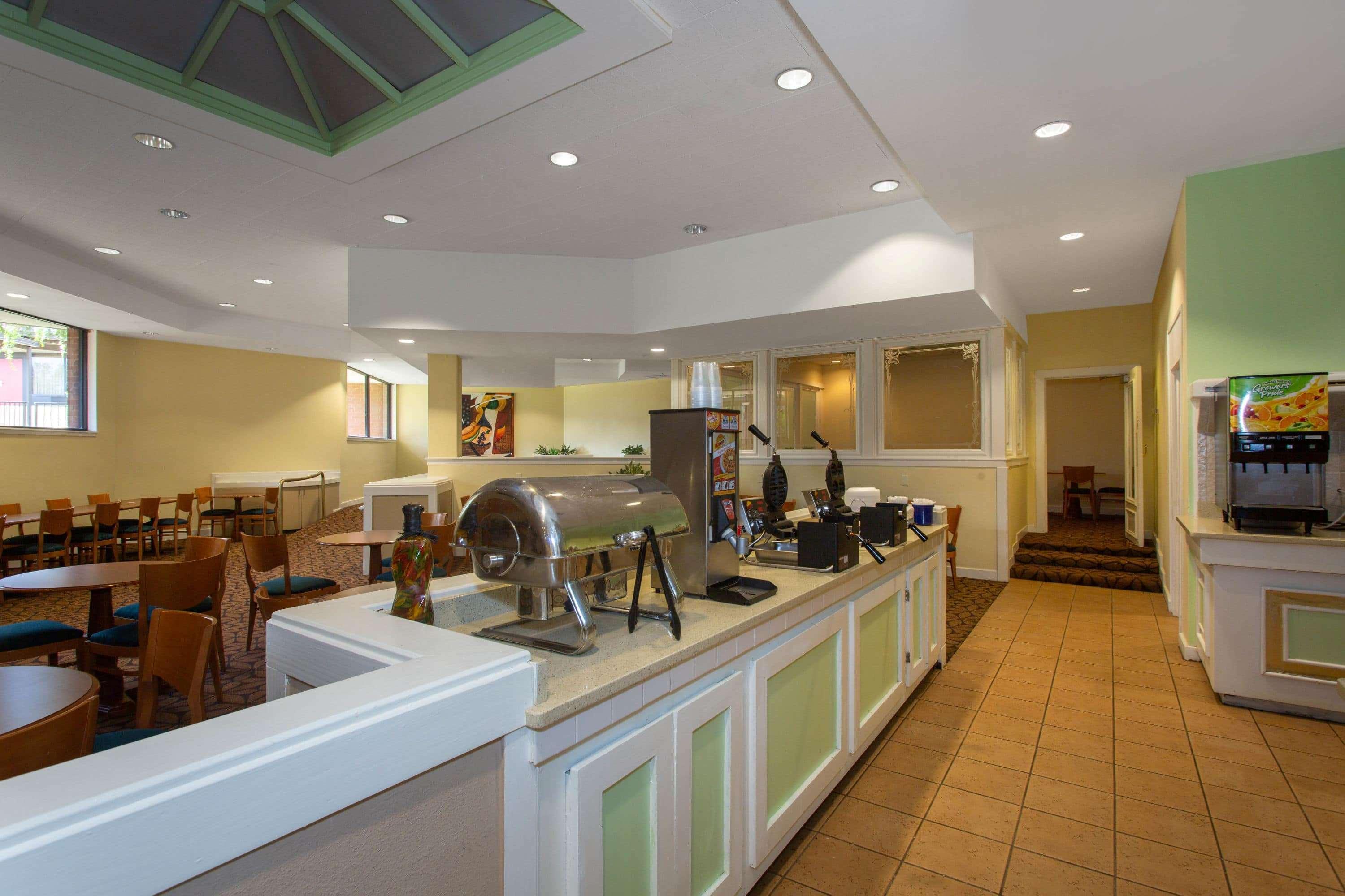 Days Inn & Suites by Wyndham Tallahassee Conf Center I-10 Bagian luar foto