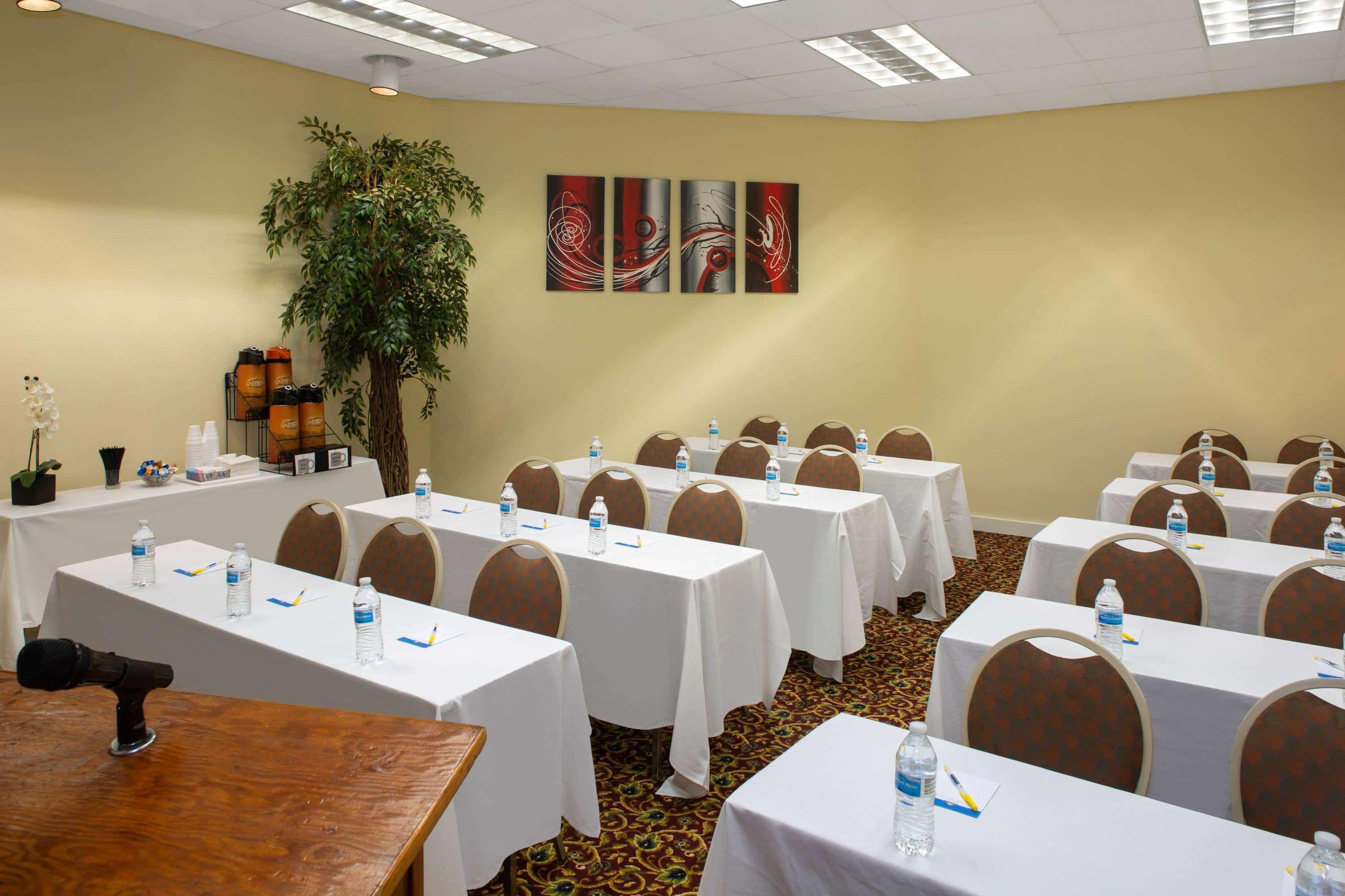 Days Inn & Suites by Wyndham Tallahassee Conf Center I-10 Bagian luar foto