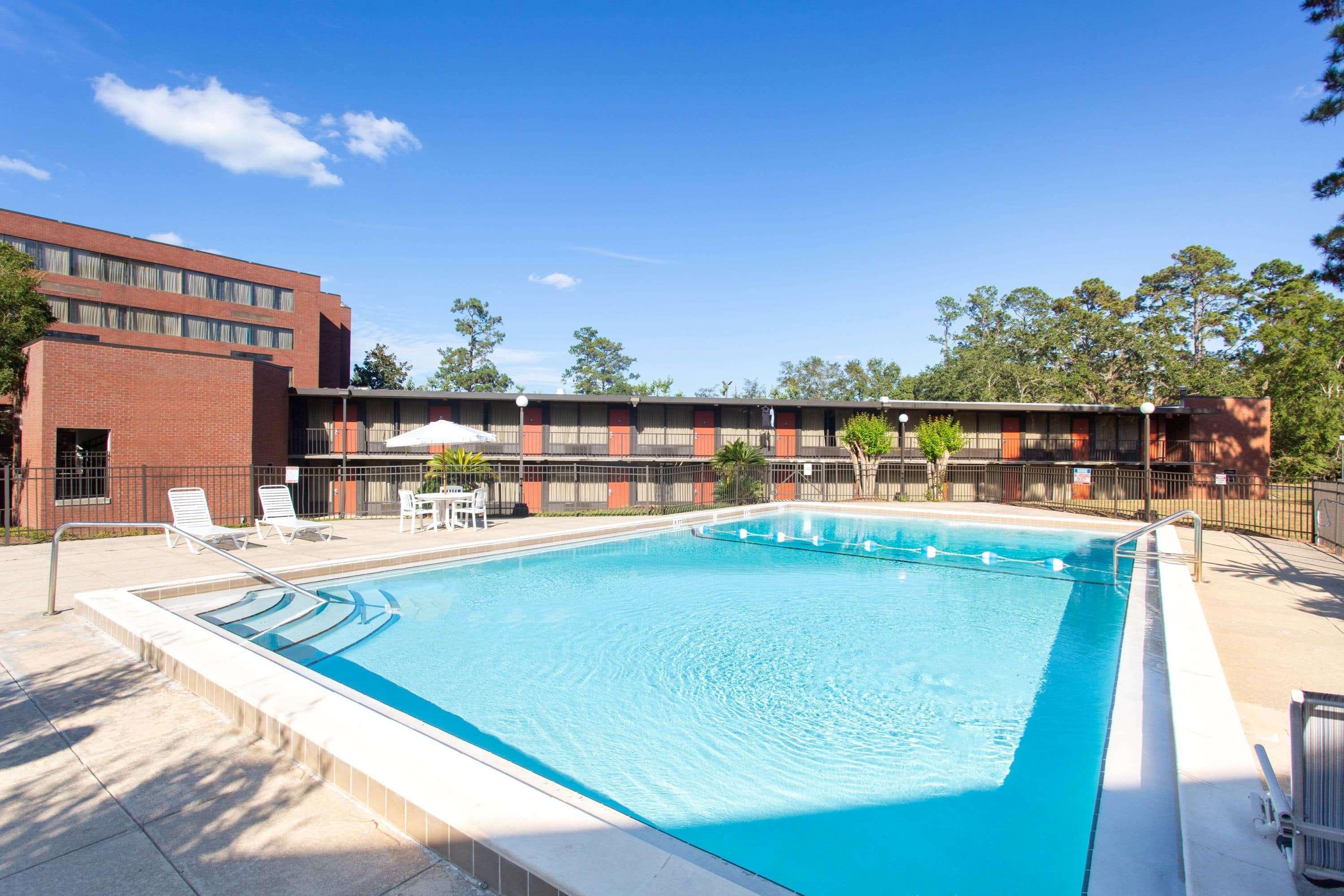 Days Inn & Suites by Wyndham Tallahassee Conf Center I-10 Bagian luar foto