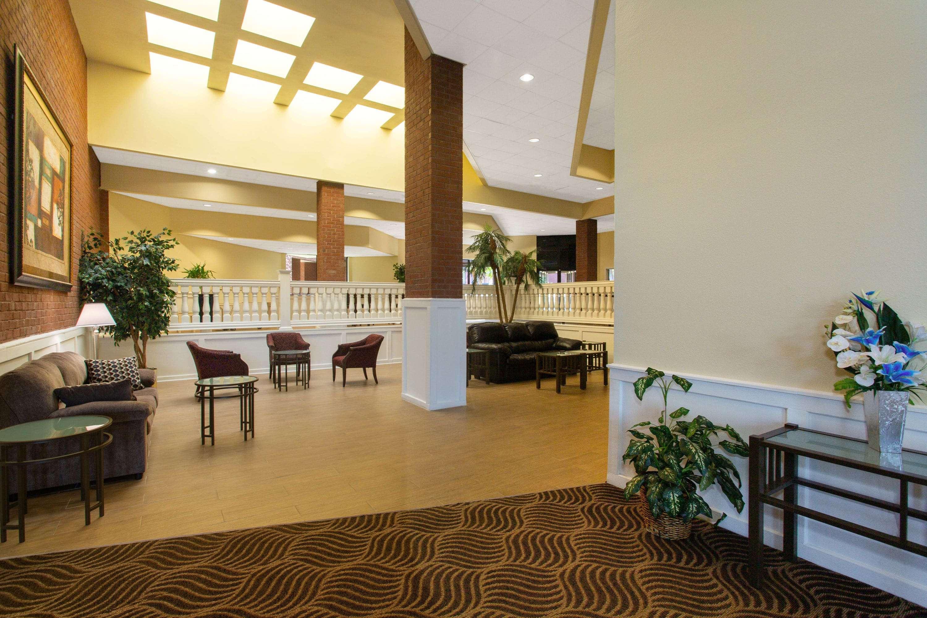 Days Inn & Suites by Wyndham Tallahassee Conf Center I-10 Bagian luar foto