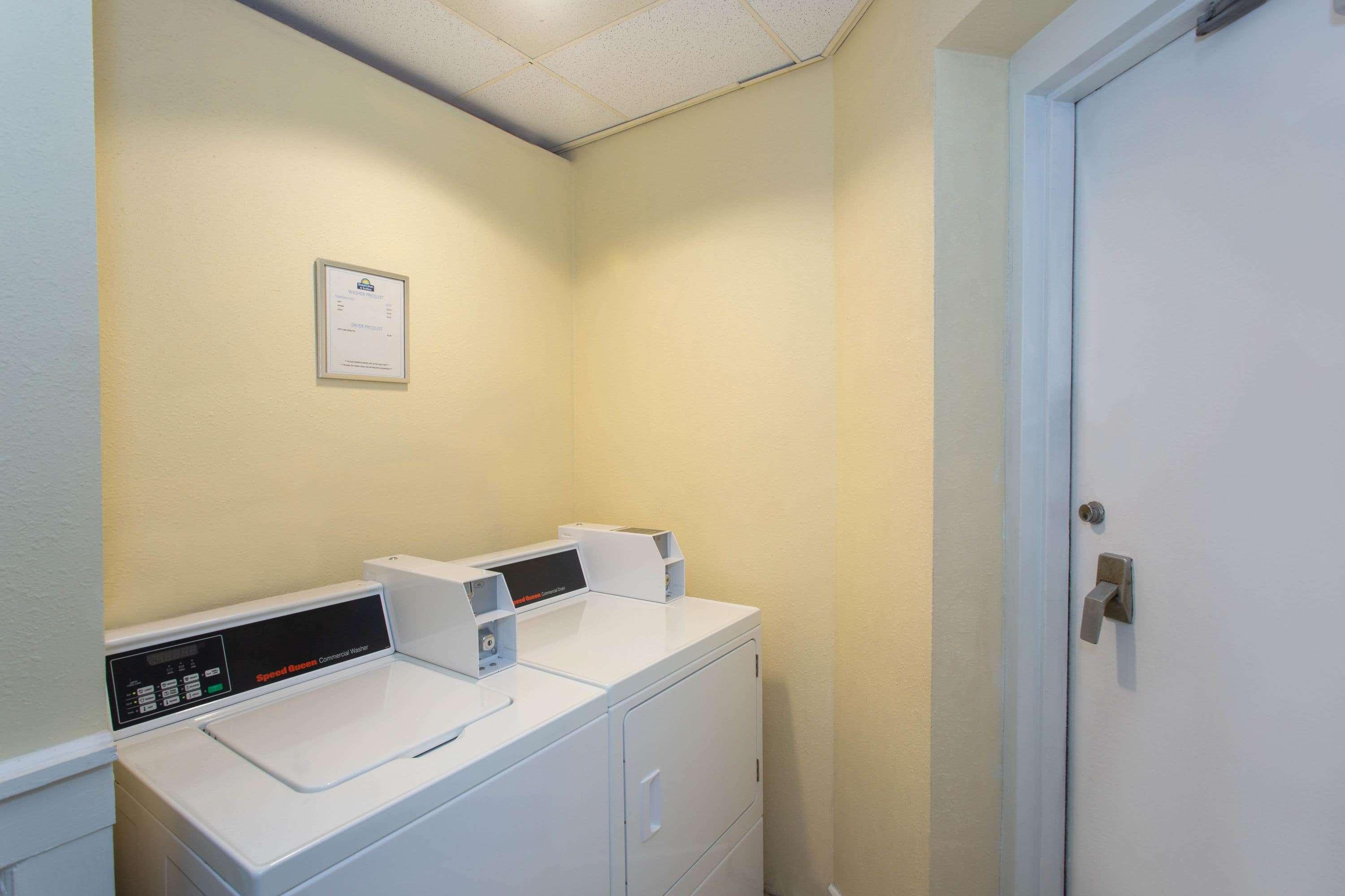 Days Inn & Suites by Wyndham Tallahassee Conf Center I-10 Bagian luar foto