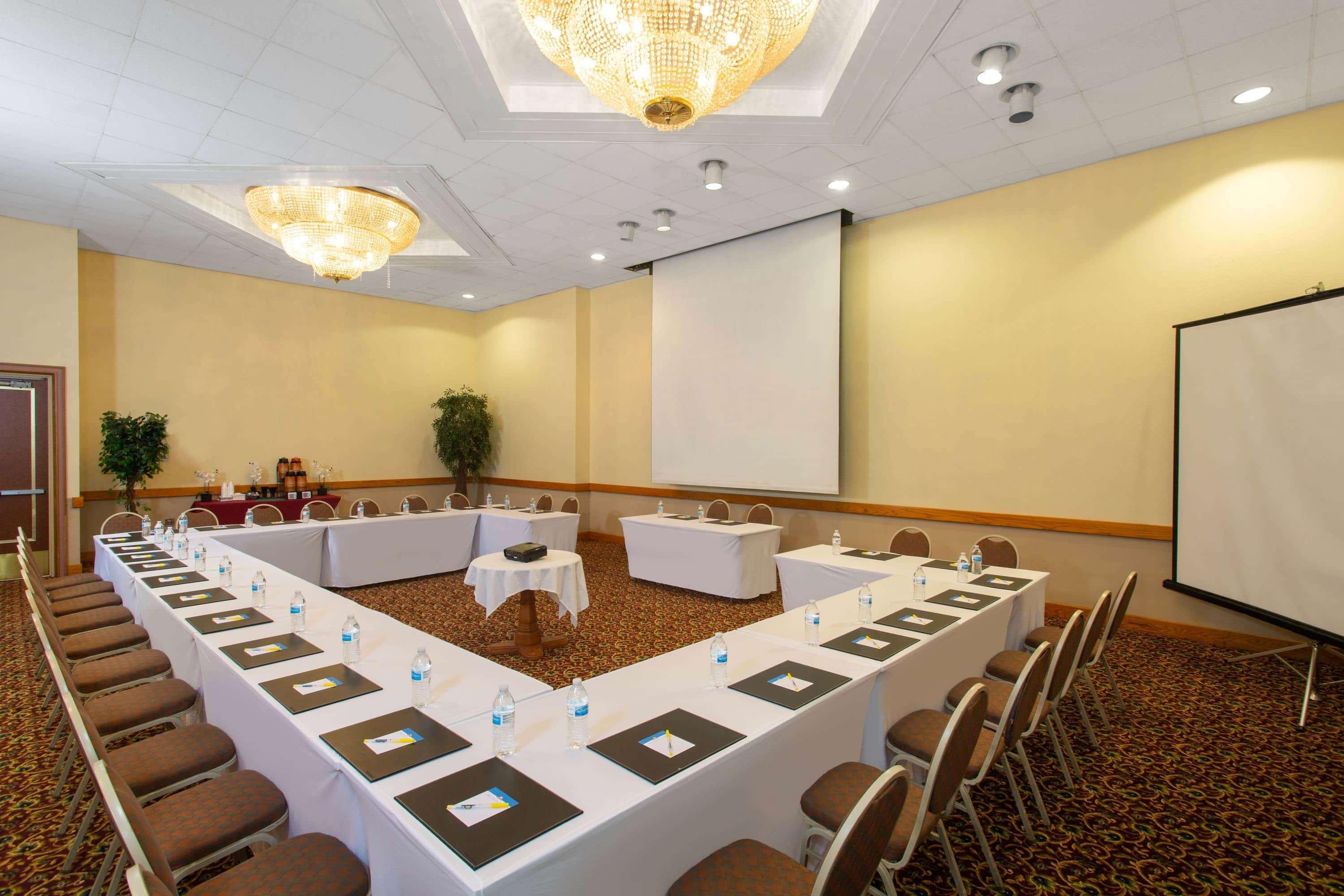 Days Inn & Suites by Wyndham Tallahassee Conf Center I-10 Bagian luar foto