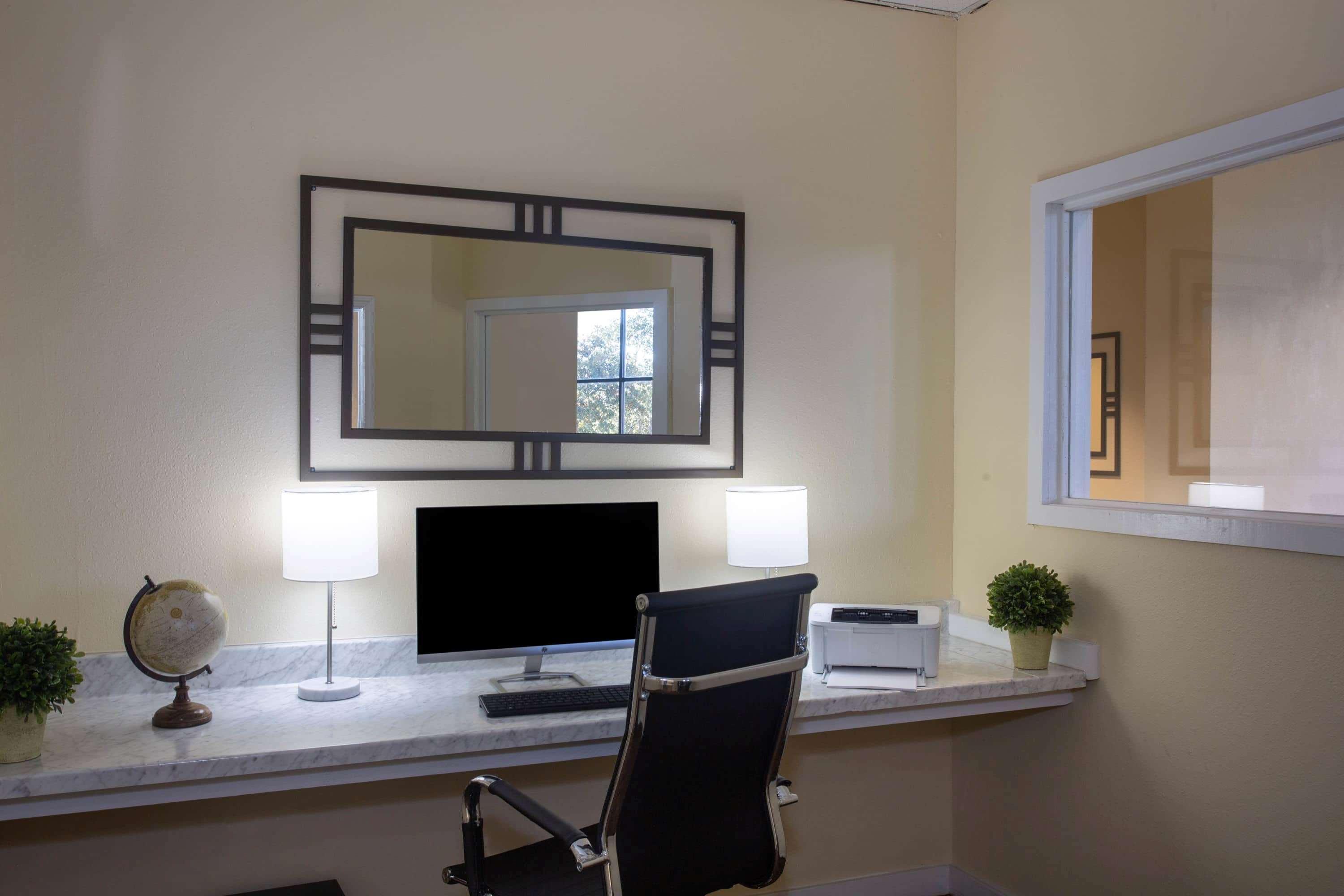 Days Inn & Suites by Wyndham Tallahassee Conf Center I-10 Bagian luar foto