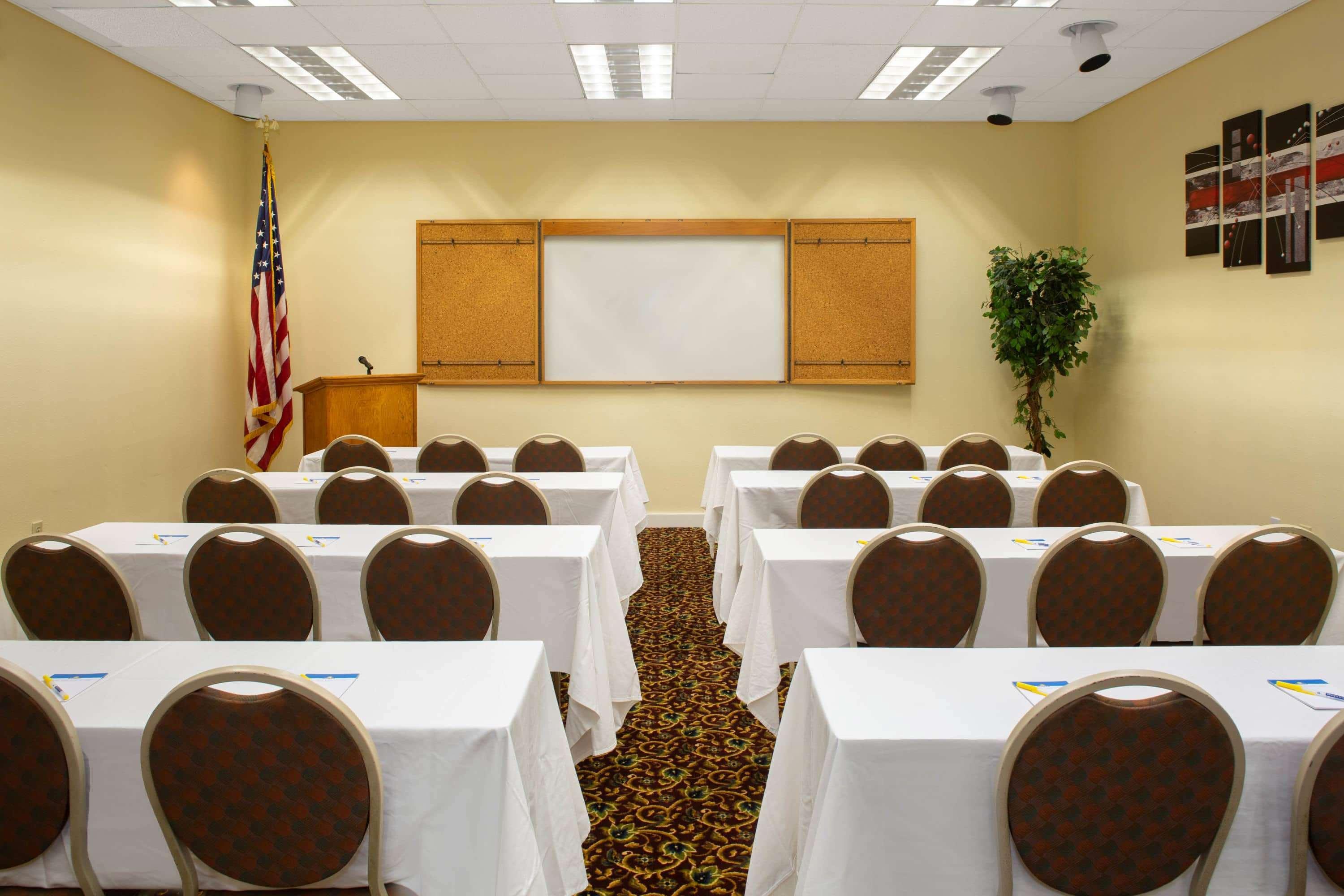 Days Inn & Suites by Wyndham Tallahassee Conf Center I-10 Bagian luar foto