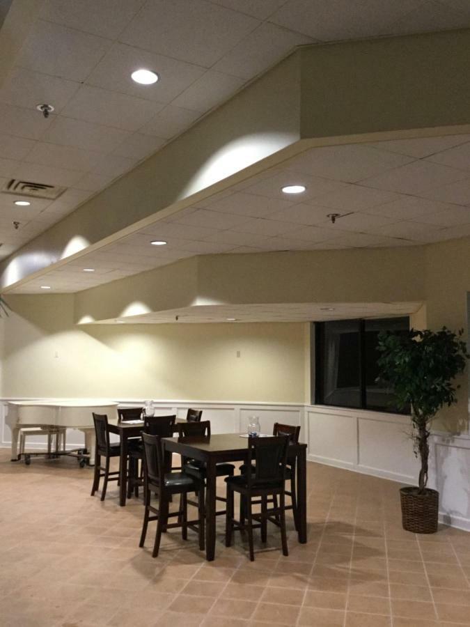 Days Inn & Suites by Wyndham Tallahassee Conf Center I-10 Bagian luar foto
