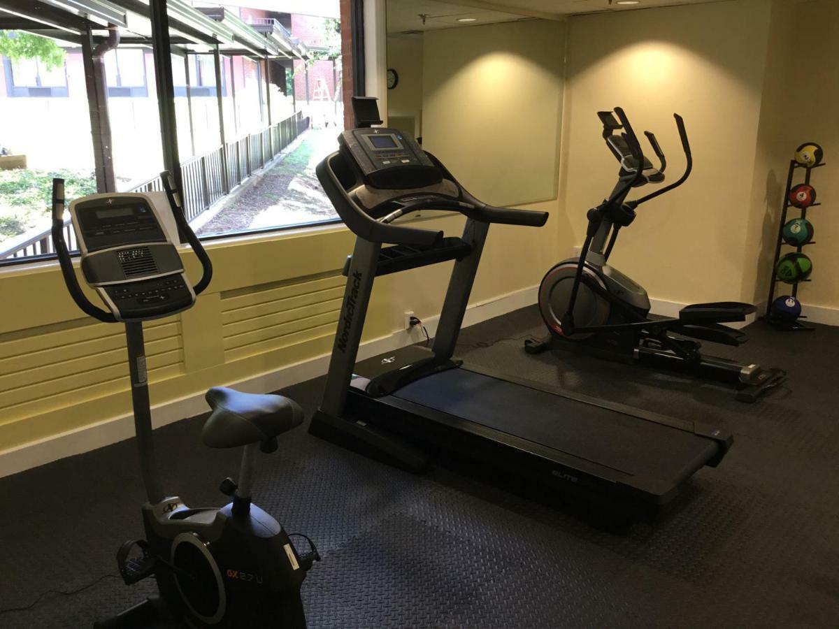 Days Inn & Suites by Wyndham Tallahassee Conf Center I-10 Bagian luar foto