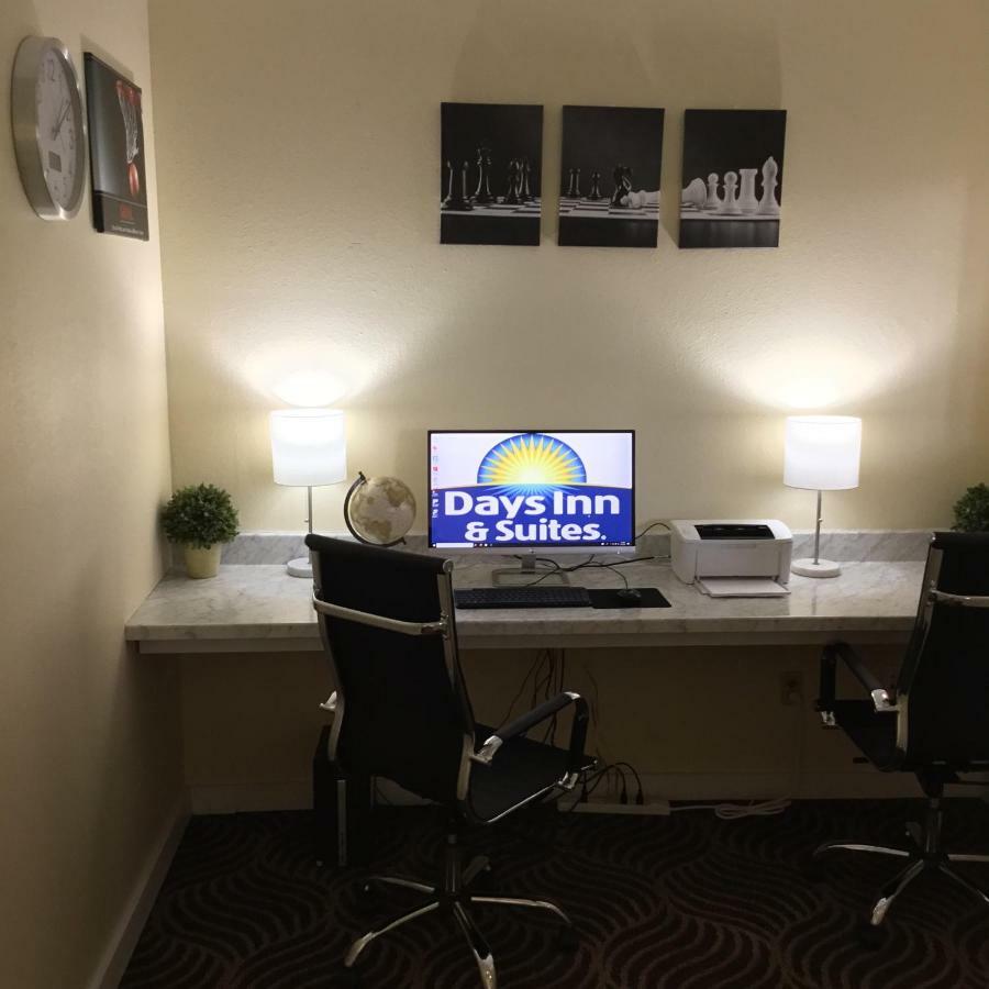 Days Inn & Suites by Wyndham Tallahassee Conf Center I-10 Bagian luar foto